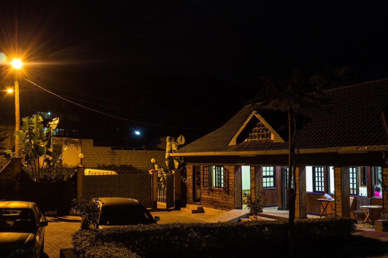 Kuniville Guest House ニエリ エクステリア 写真